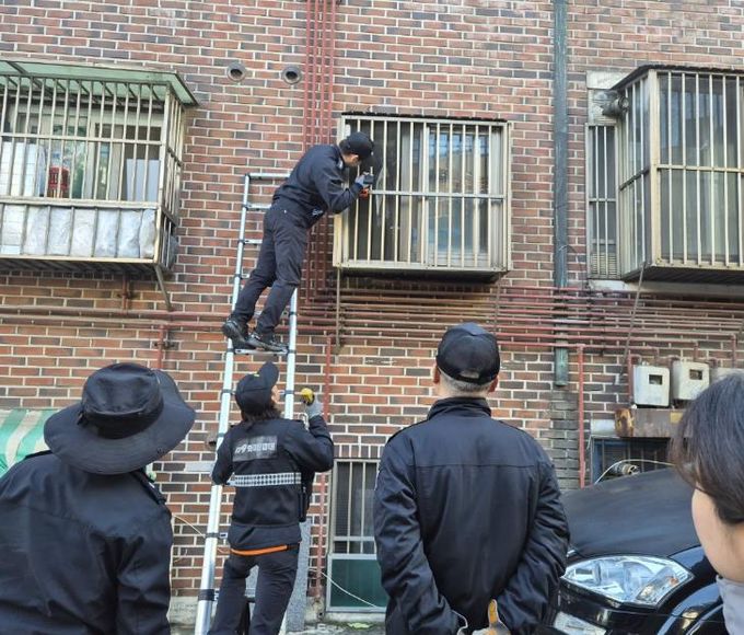 정신건강 위기의 김** 씨의 행정입원을 위해 장위1동 직원과 경찰, 소방직원이 노력하고 있다.