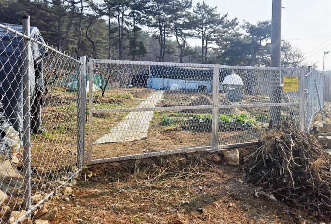 농경지에 설치된 철선 울타리