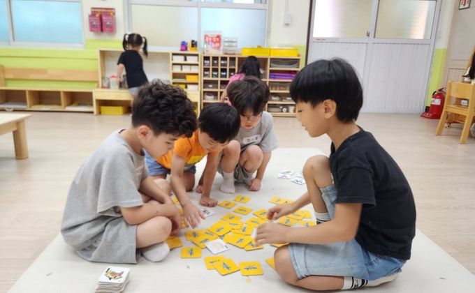 다보듬돌봄기관에서 교육활동에 참여하고 있는 원아