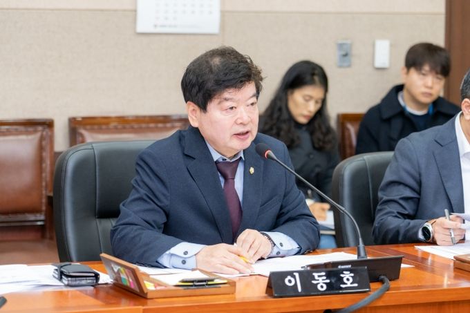 강남구의회 이동호 의원이 제332회 임시회 경제도시위원회 회의에서 조례 제정을 제안하고 있다.
