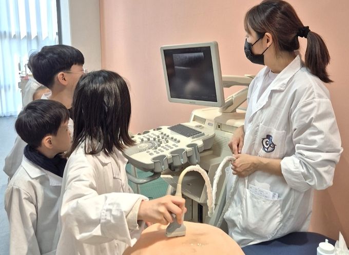 하얀 가운 입고 미래의 의사를 꿈꾸다! 달서구 드림스타트 아동, 생생한 의사 직업체험