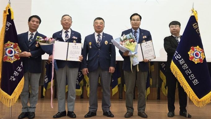 광주 전남 재향군인회 총회에서 강진군 재향군인회가 공로휘장과 단체 표창을 수상했다.