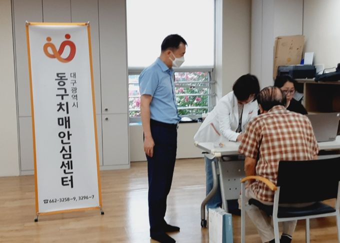 대구 동구보건소는 동 행정복지센터에 방문해 치매를 조기에 검진하는 ‘찾아가는 치매조기검진’을 3월부터 7월까지 시행한다. 작년도 찾아가는 치매검진 사진