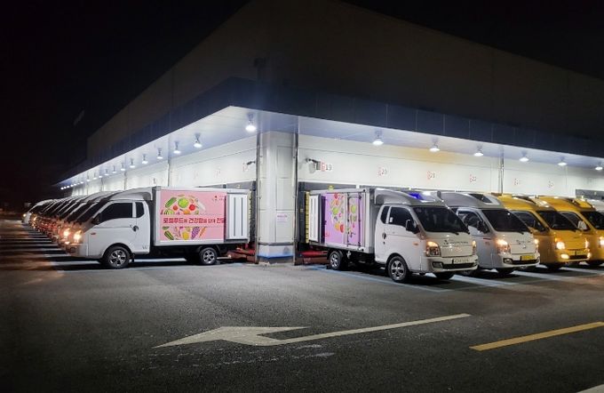 아산시먹거리재단 학교급식지원센터 새학기 식재료 배송차량 출발 사진