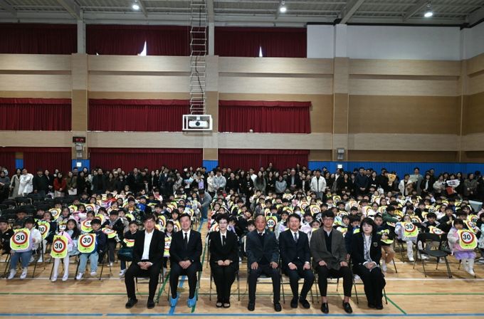 보성초등학교 입학식 교통사고 예방 안전물품 배부 모습