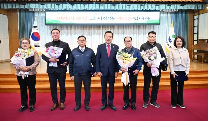 박천동 북구청장이 3일 북구청 대회의실에서 열린 정례조회에서 납세자의 날을 맞아 지방세 성실납세자에게 표창패를 수여했다. 사진 왼쪽 세번째부터 서진하이텍, 박천동 북구청장, 호상테크, 덕양가스, 장효숙 씨.