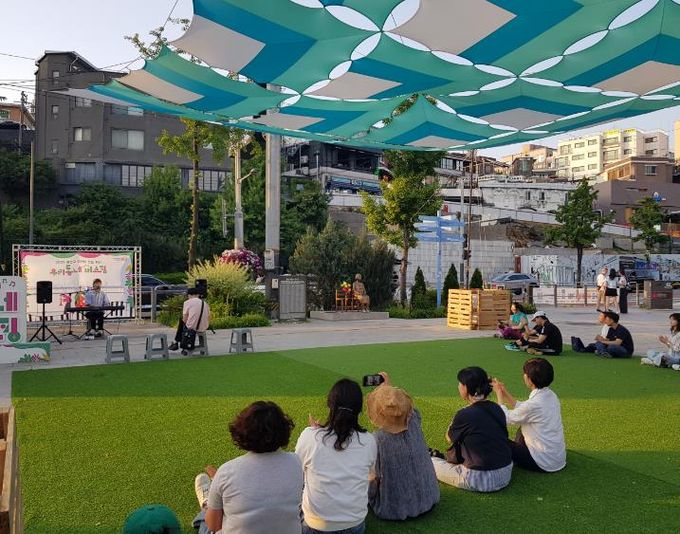 2025년 녹사평 광장에서 거리공연이 진행되고 있다