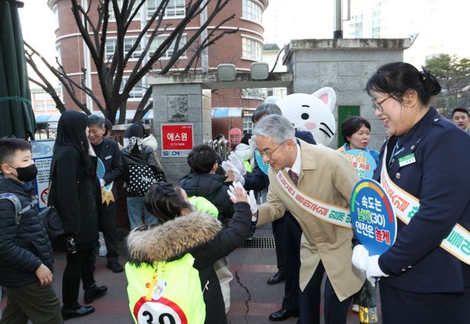 창원 웅남초에서 민관 합동 등굣길 교통안전 캠페인