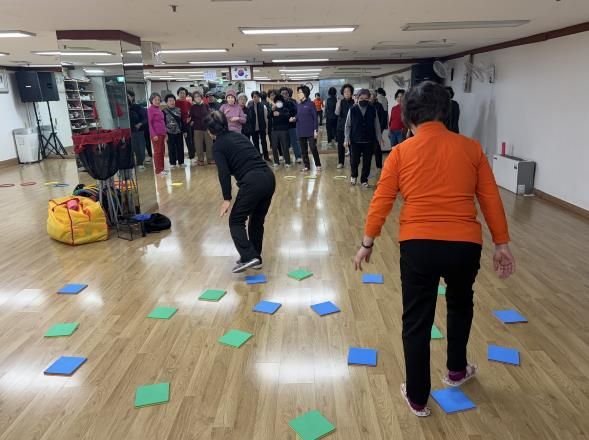 구로구 어르신들이 ‘실버놀샘터’ 프로그램에서 놀이형 신체활동을 하고 있다.