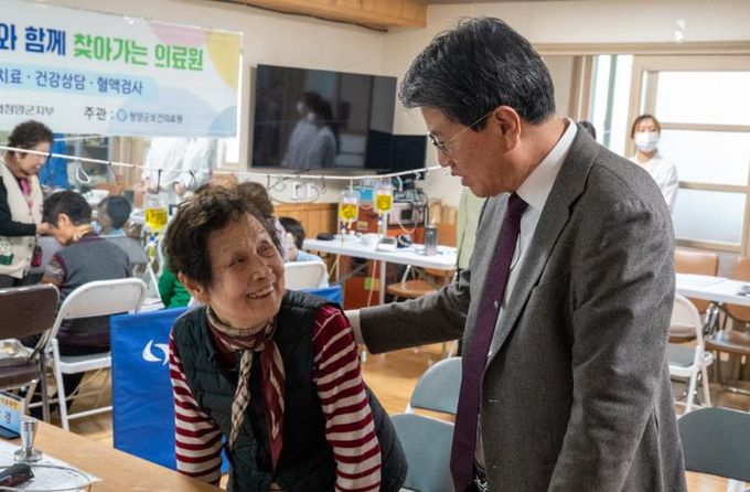 지난 4일 비봉면 록평1리 마을회관에서 주민들이 찾아가는 의료원 진료를 받고 있다.