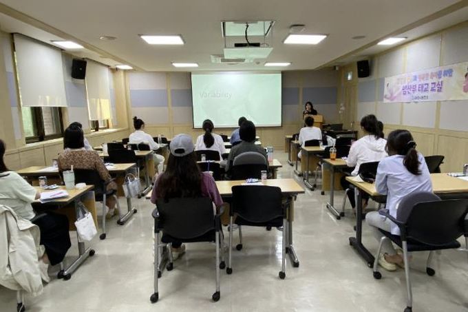 과천시 보건소가 개최한 임산부 태교 교실에서 교육을 듣는 참가자들