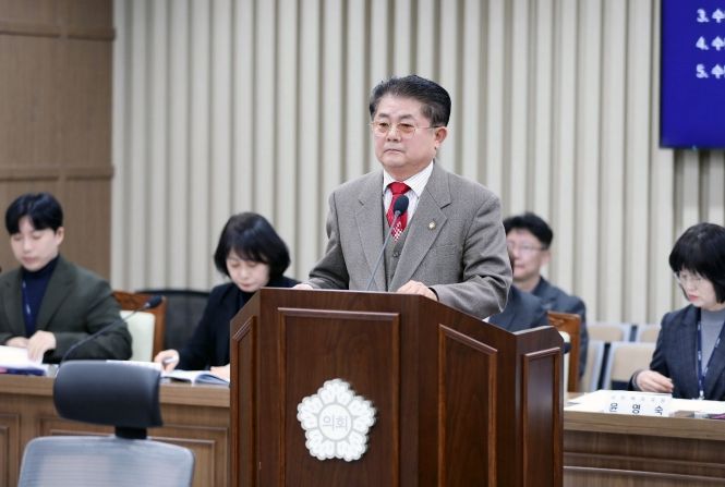 정영모 수원특례시의회 의원이 제399회 임시회 본회의에서 발언하고 있다.
