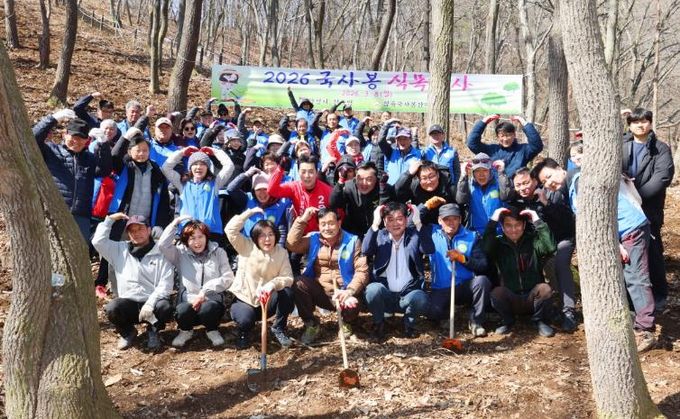 안성시 삼죽면 국사봉산악회, 국사봉 등산로 식목행사 실시