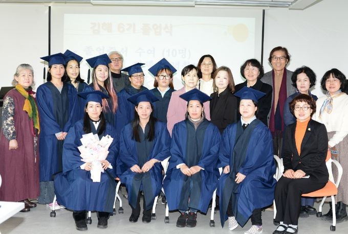 다문화 엄마 10명에 초등 교육 졸업장 수여