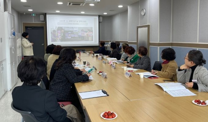 밀양시성폭력·가정폭력통합상담소가 3·8 세계여성의 날을 맞아 밀양시여성단체협의회 회원들을 대상으로 폭력예방교육을 진행하고 있다.
