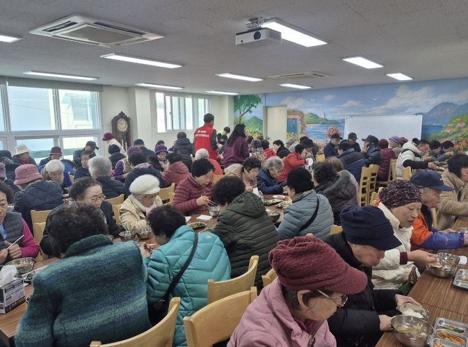 무료급식 현장에서 ‘보이스피싱 예방, 치매검사’통합 캠페인