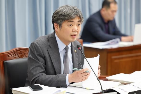 업무보고 질의 중인 박원종 전남도의원