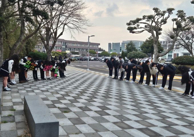 먼저 인사하기 캠페인