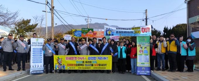 개학기를 맞아 강진군과 관계기관, 학생들이 함께 학교폭력 예방 및 청소년 유해환경 캠페인을 가졌다.