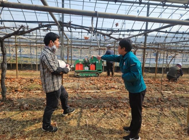 정읍시, 영농부산물 파쇄로 산불 예방·미세먼지 저감·일손돕기 ‘일거삼득’