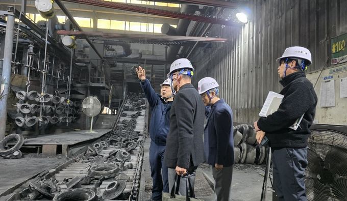 전북형 스마트 제조혁신 프로젝트 일환 삼성전자 출신 전문 멘토들의 현장 밀착 상담 모습