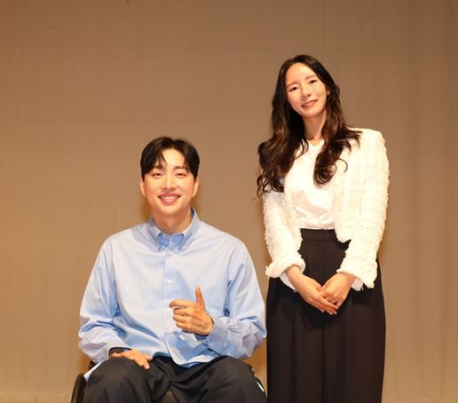 장애인식개선 강연회에 참석한 윤정회 의원 <사진제공> '장애인식개선 강연회'에서 위라클 박위 대표(좌)와 용산구의회 윤정회 의원(우)