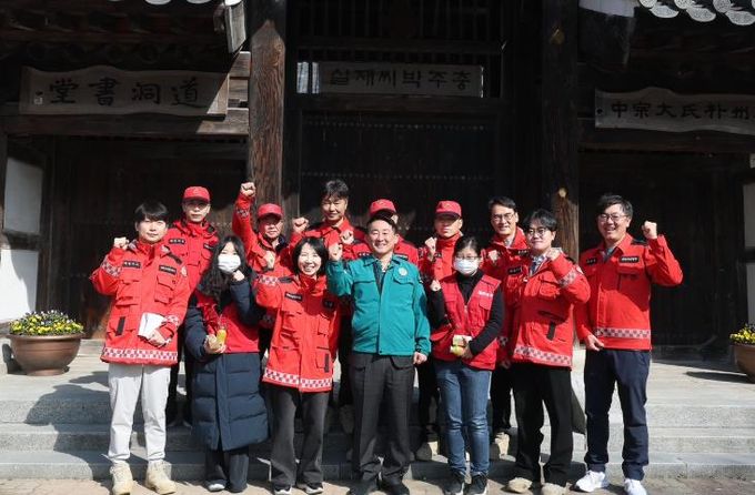 서철모 서구청장이 14일 관내 산불 취약지를 방문해 근무자를 격려하고 있다