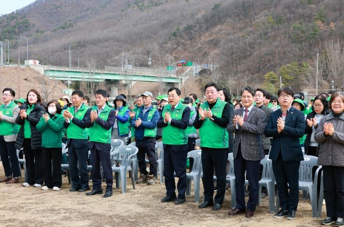 14일 강동면 형산강 역사문화공원에서 열린 '3R 자원모으기 발대식'에서 주낙영 경주시장을 비롯한 경주시새마을회 회원들이 자원순환 실천을 다짐하며 박수를 보내고 있다