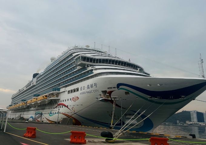 지난 15일 여수항에 중국 대형 크루즈 ‘아도라 매직시티(Adora Magic City)’호가 입항했다.