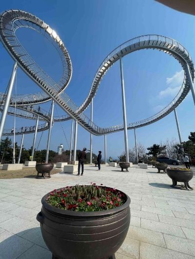 지난 주 포항시가 스페이스워크 일원에 봄맞이 다양한 봄꽃을 식재하고 있다.