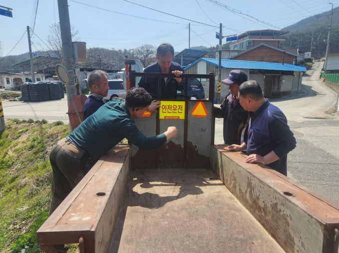 농업기술센터에서 농기계 임대 시 안전 수칙 리플렛을 배부하며 안전교육을 실시하고 있다.