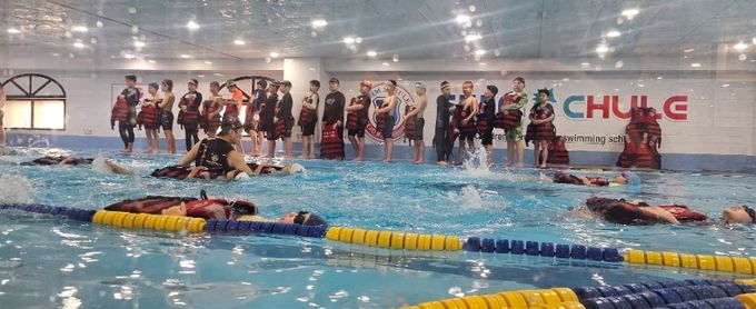 세종시 초등학생들의 생존수영 실기교육에 참여하는 모습