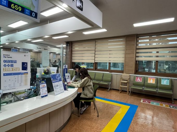 영천시 민원실을 이용하는 민원인에게 공무원이 안내를 하고 있다.