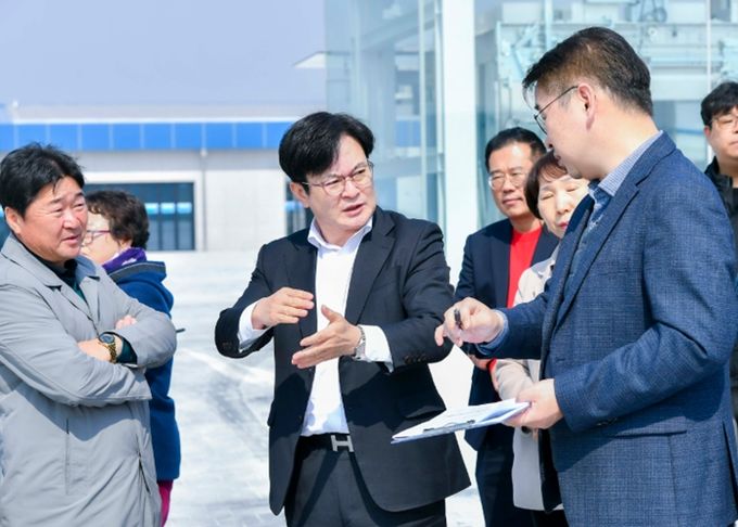 김병수 시장이 지난 16일 대곶면 대명항을 찾아 신축 수산물직판장을 점검하고 어업인들의 영업 환경을 살폈다.
