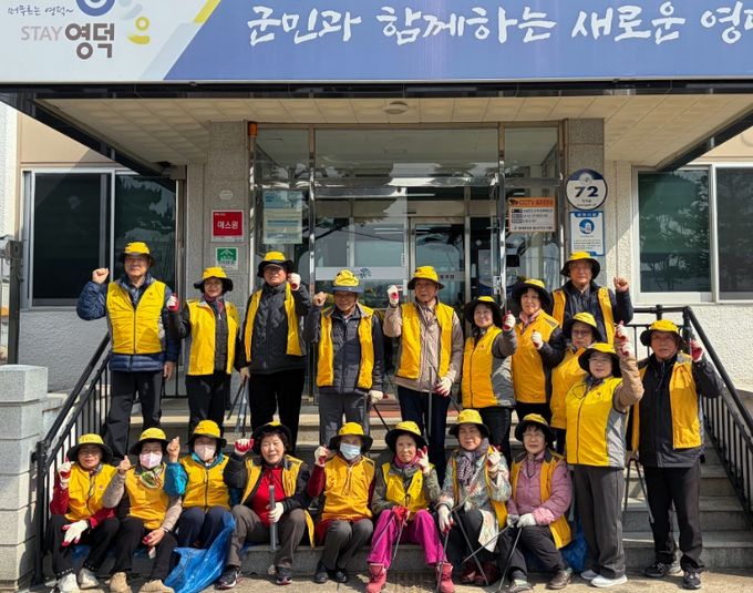 병곡면 고래불 한궁봉사단이 고래불역에서 환경정화 활동을 펼치고 있다.