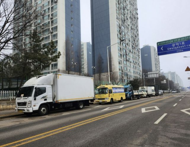 단원구 대형화물차 불법주정차 점검 및 계도 현장 사진.