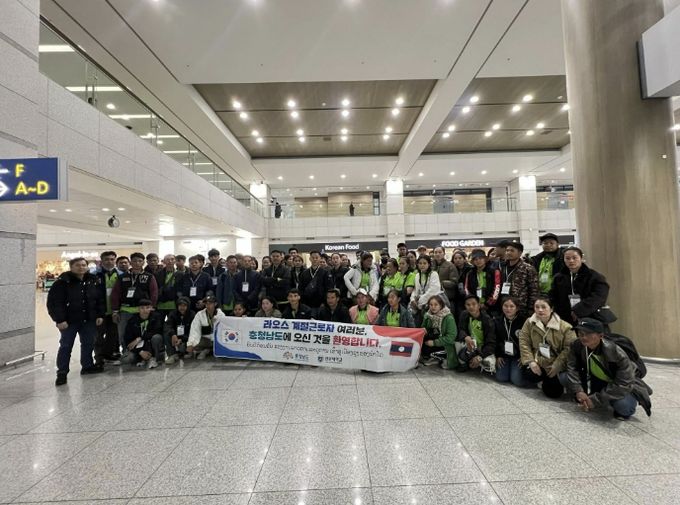 MOU체결 라오스 근로자 입국 사진(올해 2월)사진제공:선문대학교 산학기획팀(라오스 입국지원)