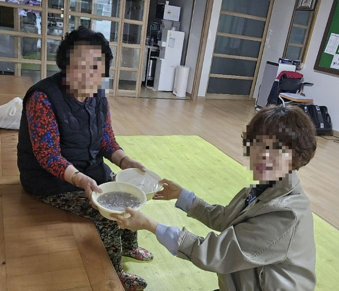 온양3동 행복키움추진단 생활지원사가 취약계층 가정을 방문해 밑반찬을 전달하며 안부를 확인하고 있다.