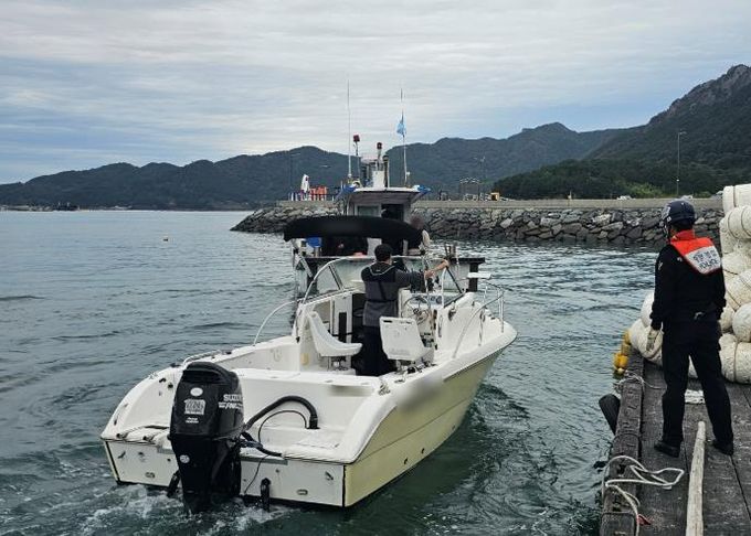 사천해경이 수상레저 집중관리 구역 순찰 중인 모습