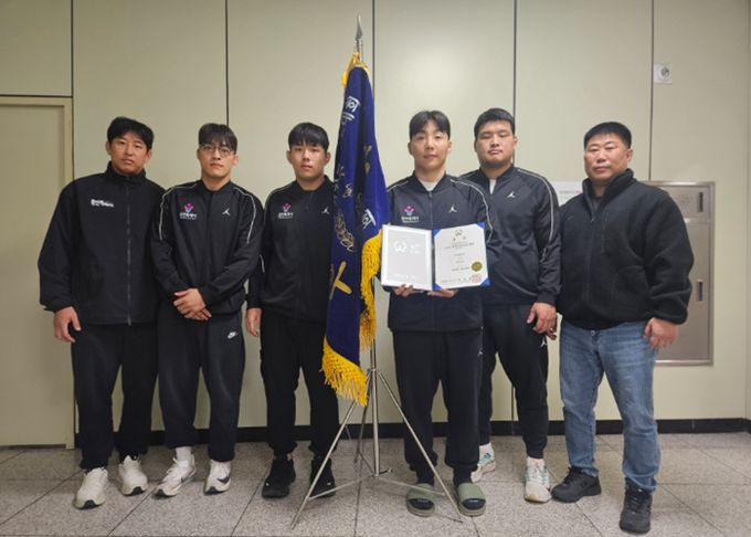 용인특례시 직장운동경기부 유도팀은 ‘2026년 회장기 전국 유도대회’에서 단체전 금메달과 개인전 동메달을 획득했다. 왼쪽부터 홍석웅·박희원·김유철·송민기·황민호 선수, 김혁 감독