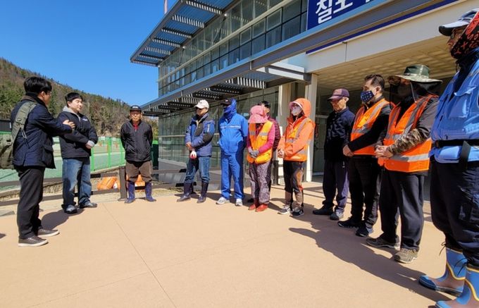지난 20일 칠포해수욕장 일원에서 실시한 공공일자리사업 안전관리 현장점검 사진.