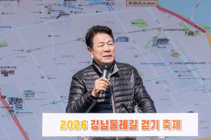 21일 ‘2026 강남둘레길 걷기 축제’에서 이호귀 의장이 축사를 하고 있다.
