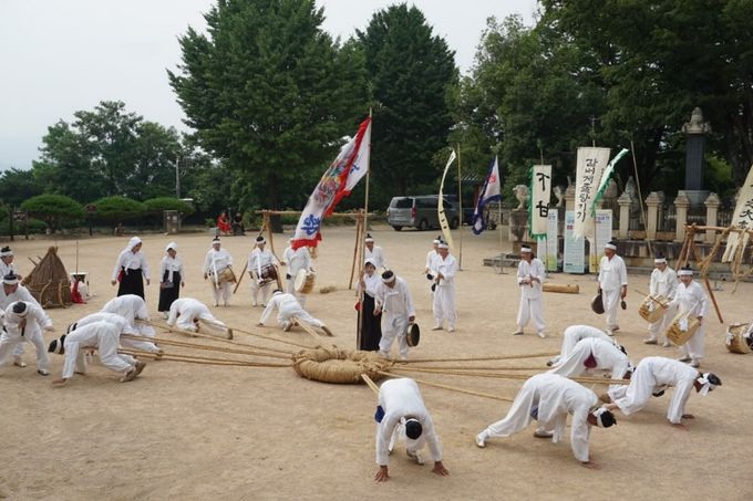 지난해 영남루에서 열린 ‘무형유산 토요 상설공연’에서 감내게줄당기기 공연이 펼쳐지고 있다.