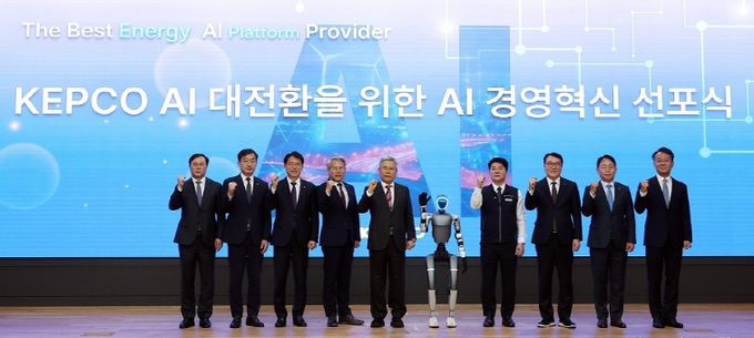 AI경영혁신 선포식 경영진 및 노조위원장 단체사진(왼쪽에서다섯번째 김동철 사장, 여섯번째 노조위원장 조창연)