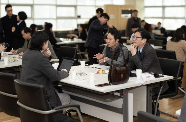 지난 3월 18일 성남산업단지관리공단 대회의실에서 열린 '2026 성남 제조 AX 솔루션 커넥트' 행사에서 식품제조기업들이 일대일 상담을 받고 있다.