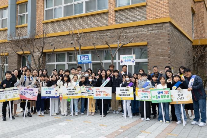 25일, 여울초등학교 정문에서 학교-교육청-유관기관이 함께하는 마음건강 합동 캠페인이 열리고 있다.