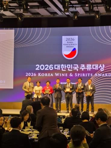 2026 대한민국 주류대상에서 시향가의 양숙희 대표가 상을 받고 있다.(좌측 2번째)