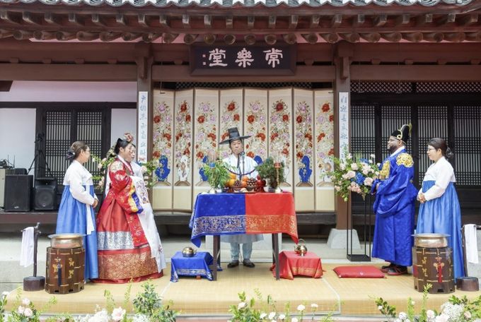 관악구 전통야외소극장에서 전통 혼례를 치르는 부부