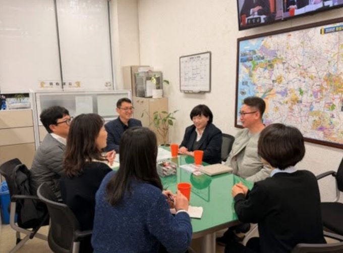 화성특례시 체납관리단 담당부서 공무원과 세종특별자치시 소속 공무원들이 3월 18일 화성시청에서 체납관리단 벤치마킹 시간을 갖고 있다