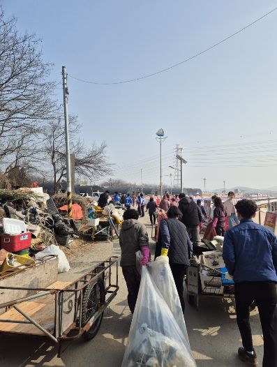 소래어촌계와 협력하여 봄맞이 소래포구 대청소
